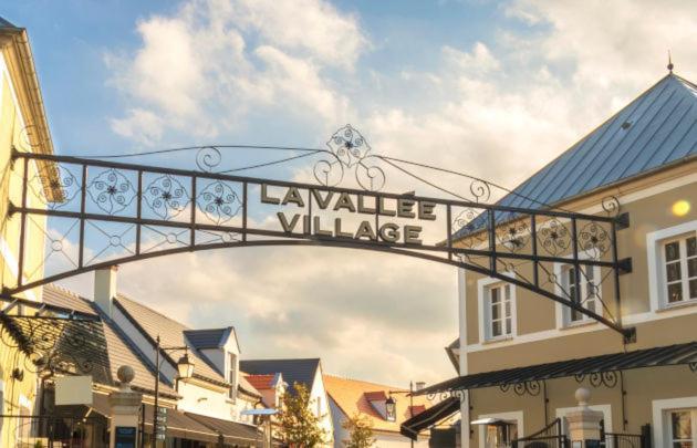 Magic Studio - Disneyland Paris Shopping Village 9 Minutes Шеси Экстерьер фото